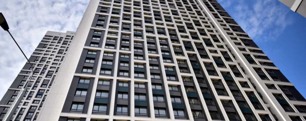 “The refurbishment and renovation of structures in the Presnensky district, specifically at Shelepikhinskaya embankment 26, are currently underway, with recent developments consisting of demolitions and preparations for new construction.”