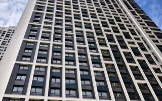 “The refurbishment and renovation of structures in the Presnensky district, specifically at Shelepikhinskaya embankment 26, are currently underway, with recent developments consisting of demolitions and preparations for new construction.”